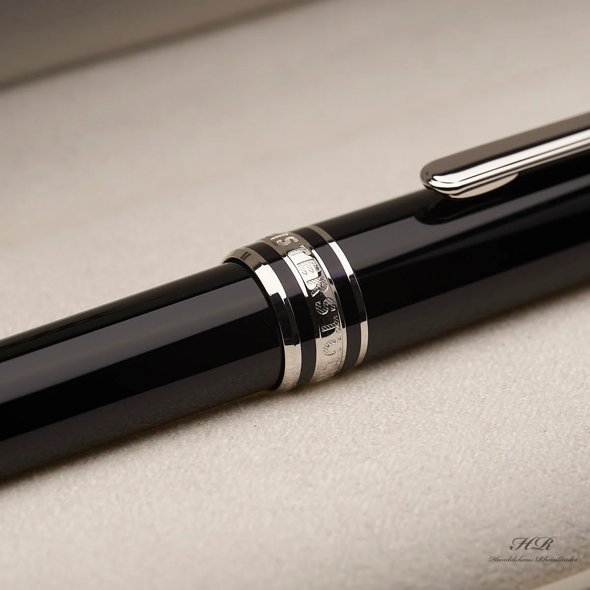 Montblanc Meisterstück Platinum Coated Midsize Kugelschreiber ID 132491-114185 - Image 2